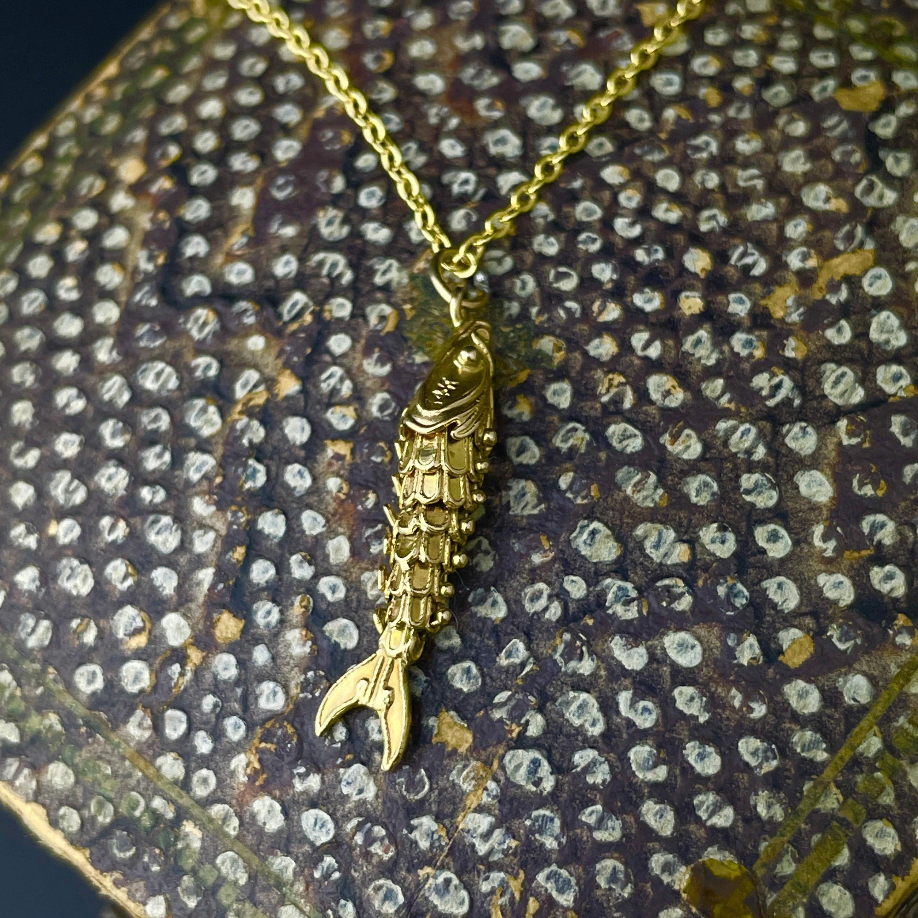 14K Gold Vintage Articulated Fish Charm Pendant Necklace